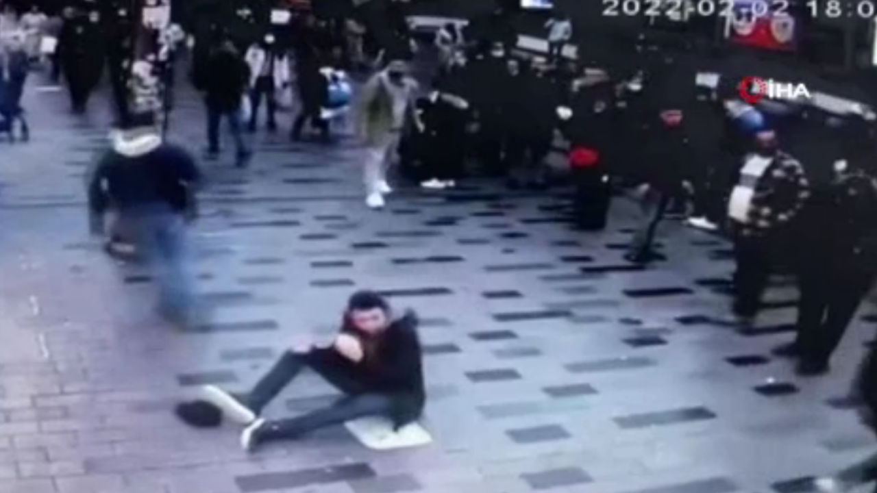 Parfüm almak istemeyen turisti dövüp başında şişe kırdılar